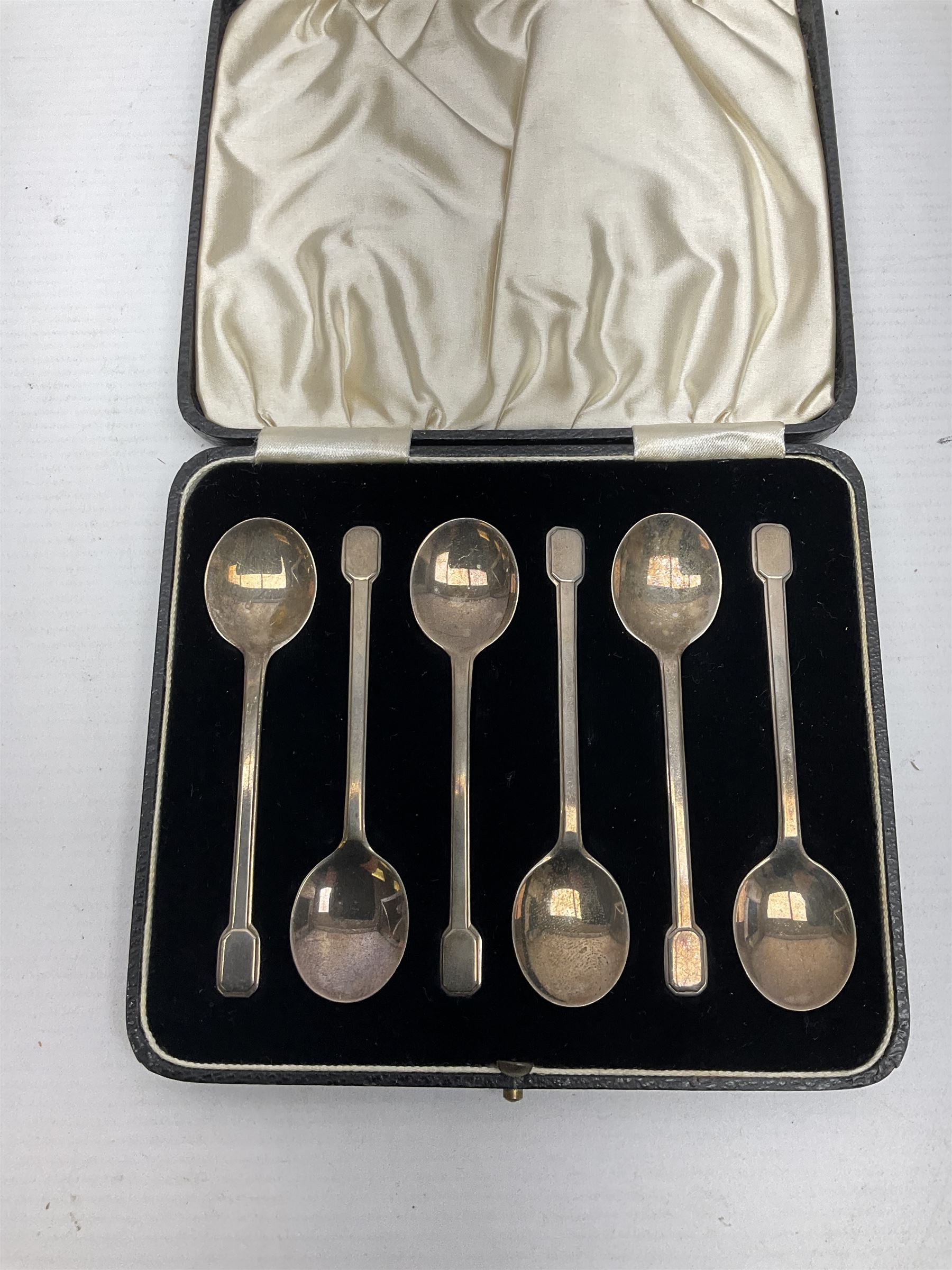 Set of six silver coffee spoons, hallmarked, within fitted case 