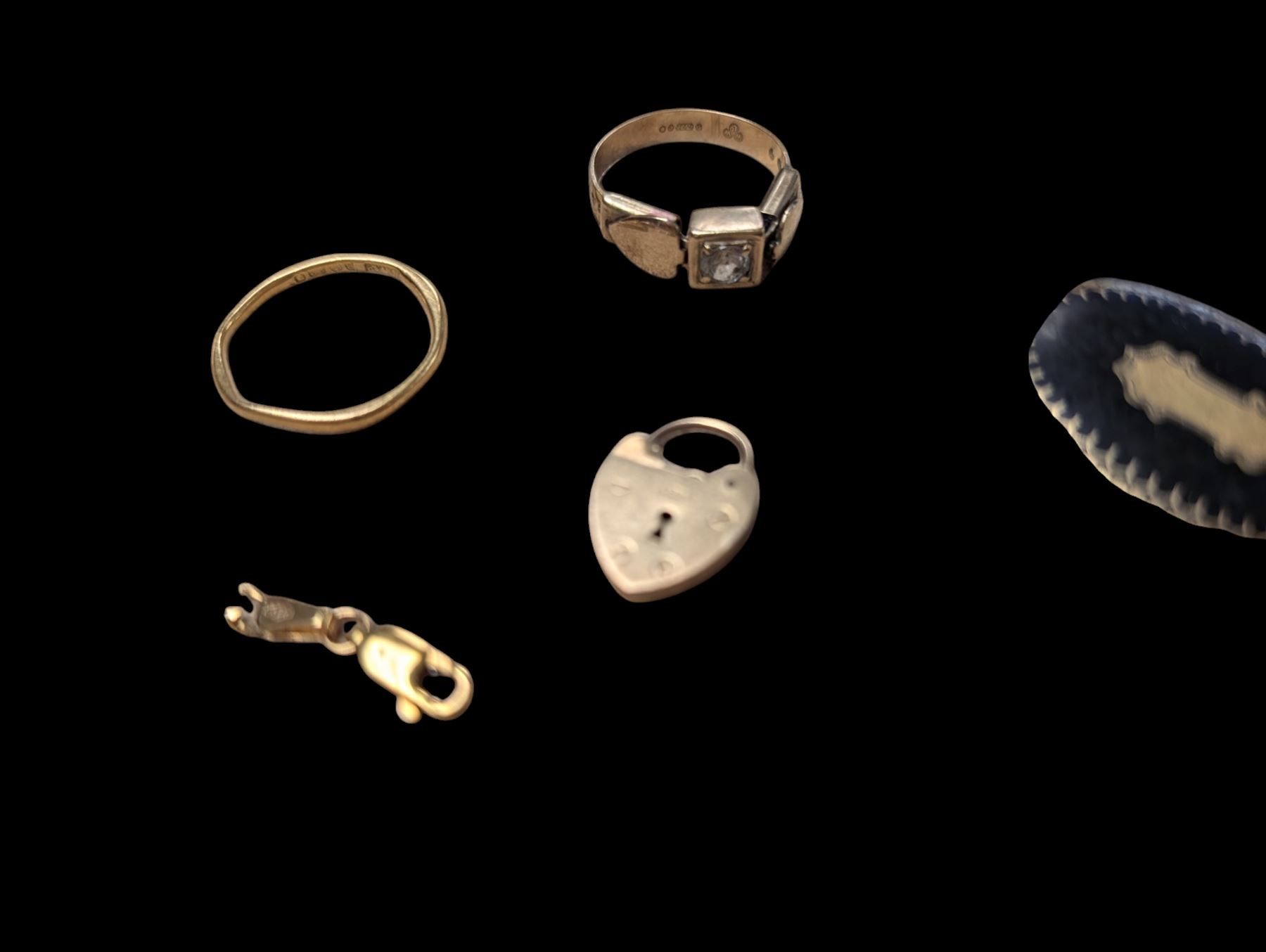 9ct gold jewellery, including two heart padlock clasps, two chains, two stone set rings, single earring and watch case, together with a 22ct gold wedding band, gold plated locket and a tortoiseshell pill box 