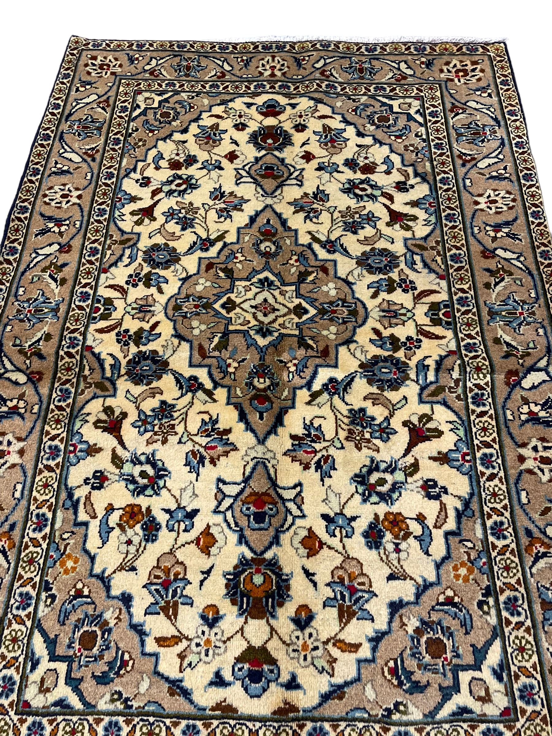 Small Persian Kashan rug, the field decorated with central medallion surrounded by stylised plant motifs, guarded border decorated with floral motifs and trailing leafy branch