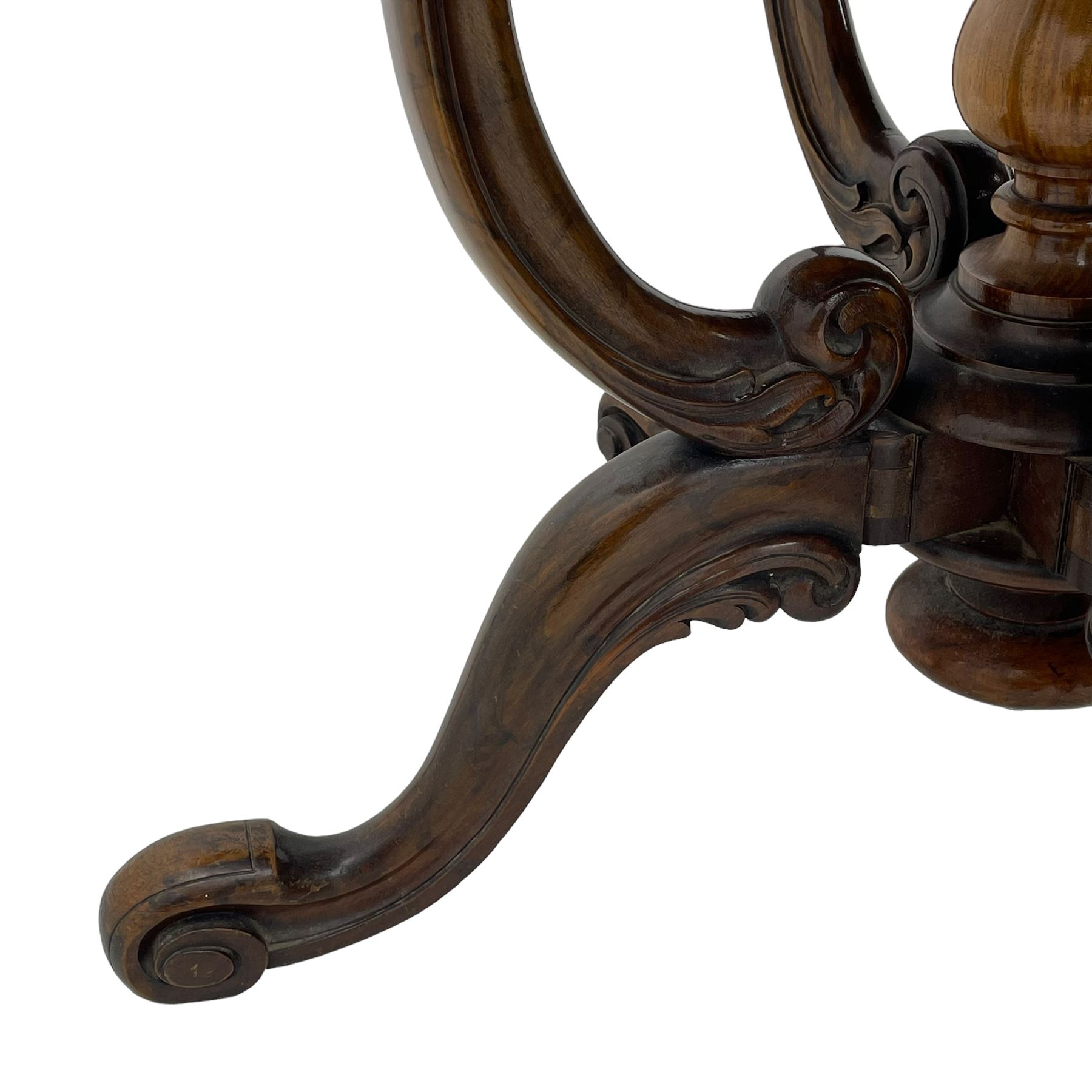 Unusual Victorian figured walnut drop-leaf Sutherland table, moulded drop-leaf oval top, central turned baluster column with quadruple moulded S-scroll supports carved with acanthus leaves, four out-splayed supports with scroll carved terminals, double gate-leg action base, on castors