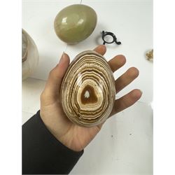 Large marble specimen egg, together with two onyx specimens, marble egg H15cm