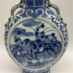 Late 19th/early 20th century Chinese blue and white vase, of moon flask form with twin lizard handles to shoulders, the central panel painted with warriors on horseback, H22cm